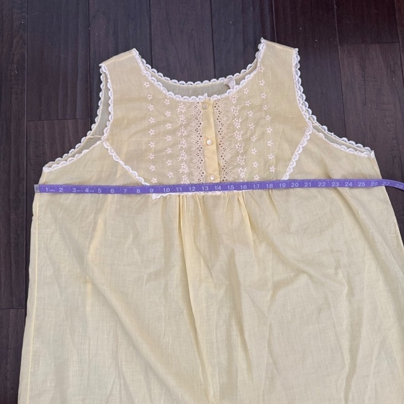 Vintage 1960s Durelle Lingerie Yellow Nightgown with Embroidery and Lace - Picture 4 of 6